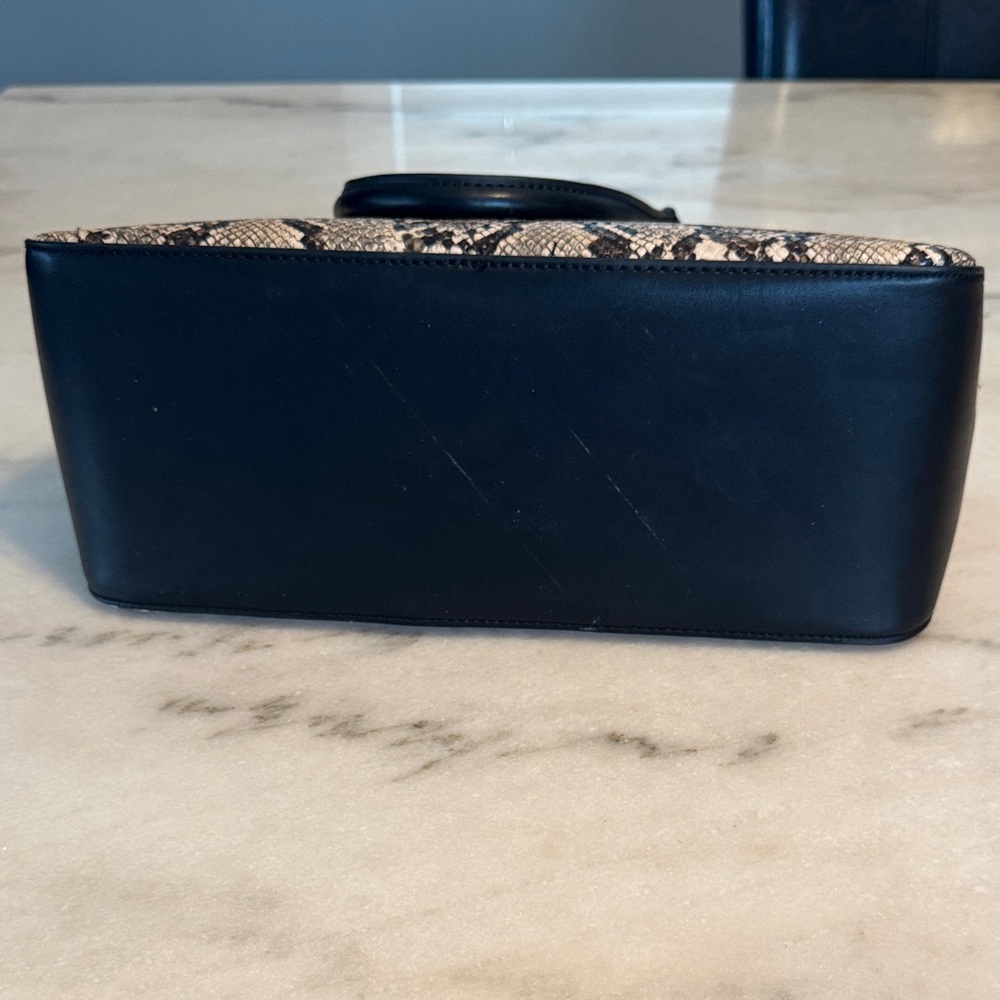 Elegant Black and White Snakeskin Handbag - Picture 3 of 9